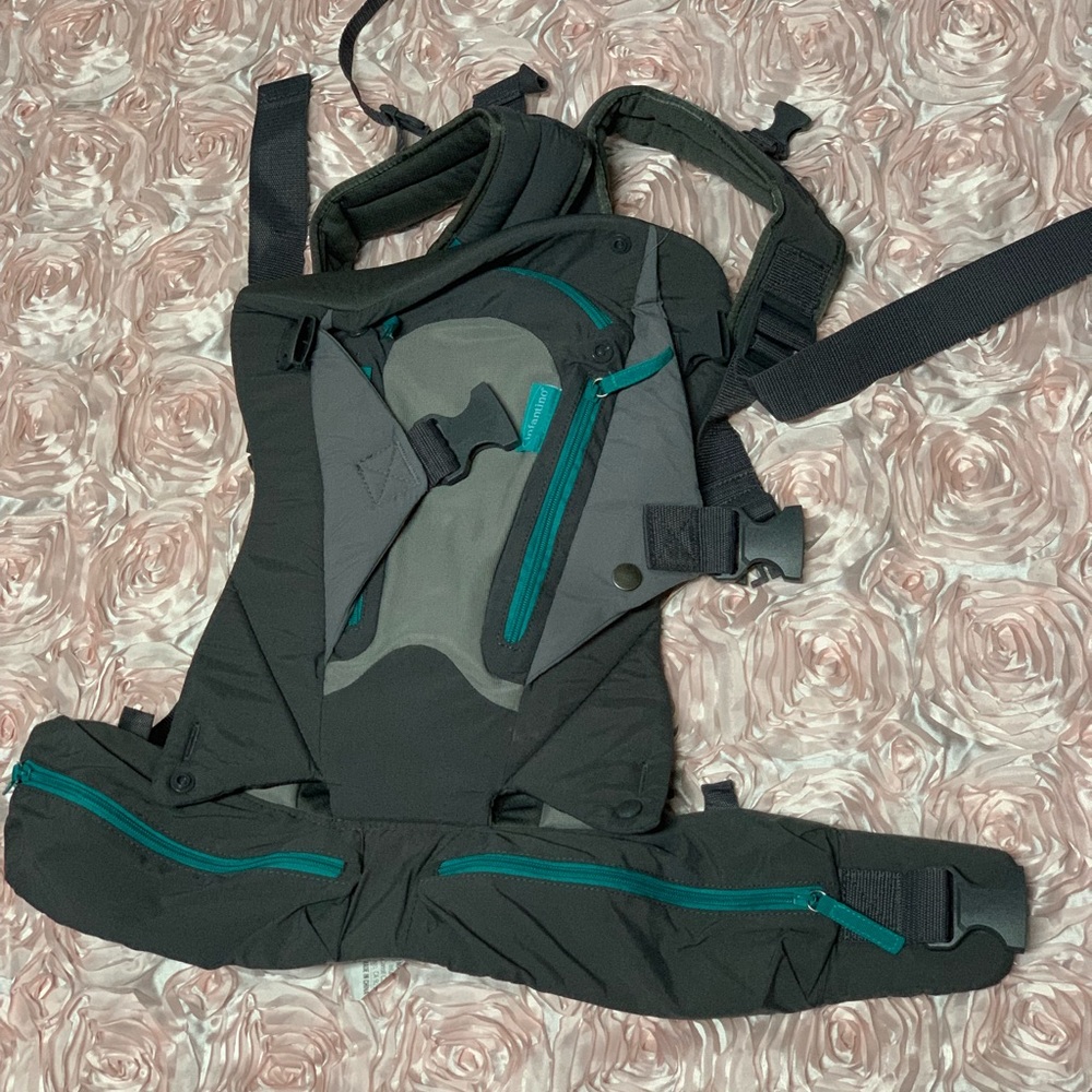 Multi pocket carry on carrier Infantino